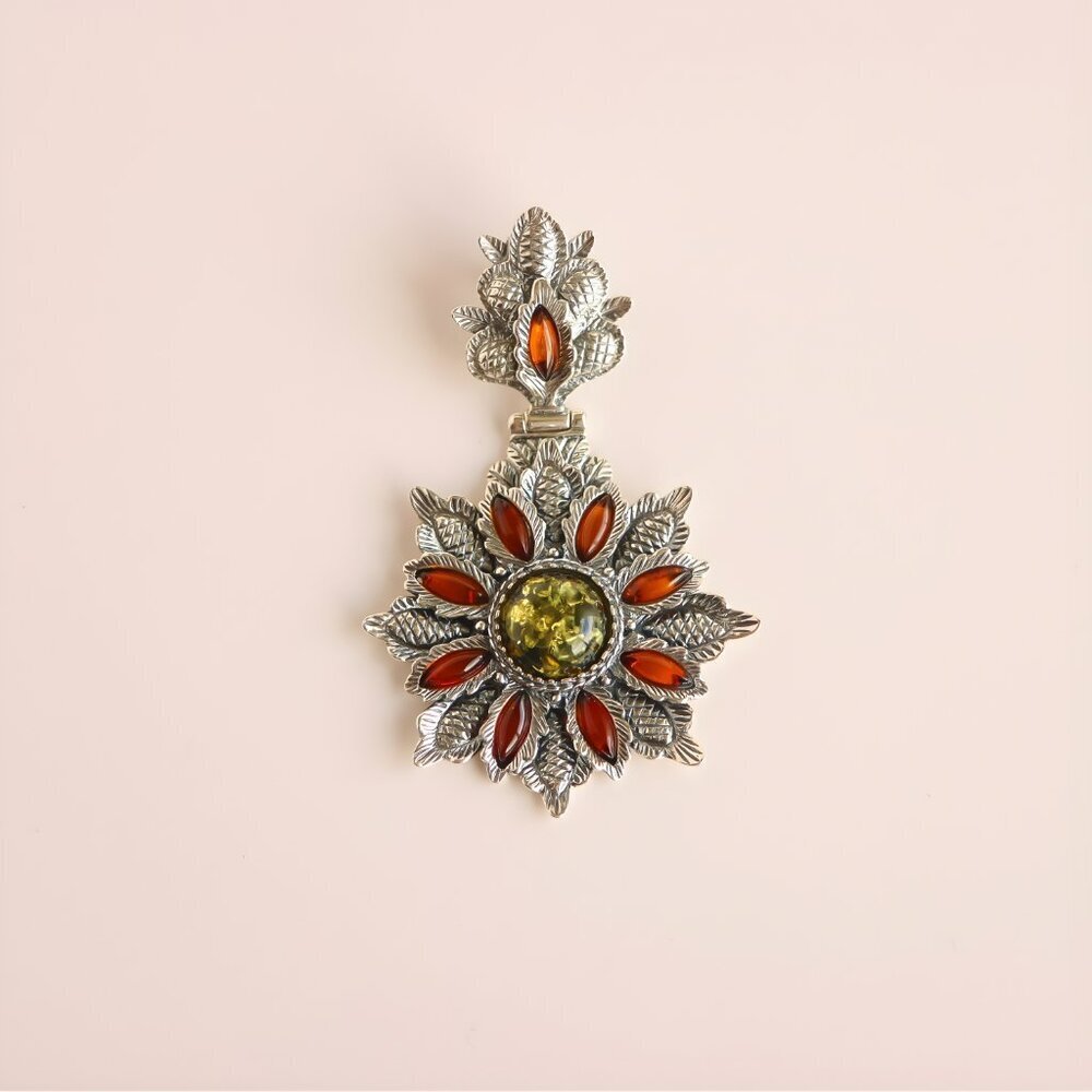 Baltic Green Amber Floral Pendant in Sterling Silver - Picture 3 of 7